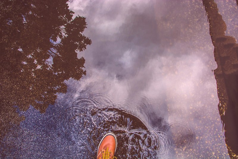 reflection puddle shoe and water 4k