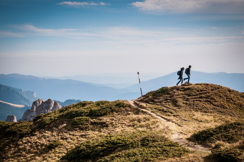 two hikers on a trail in the mountains, hikers on the trail 4k