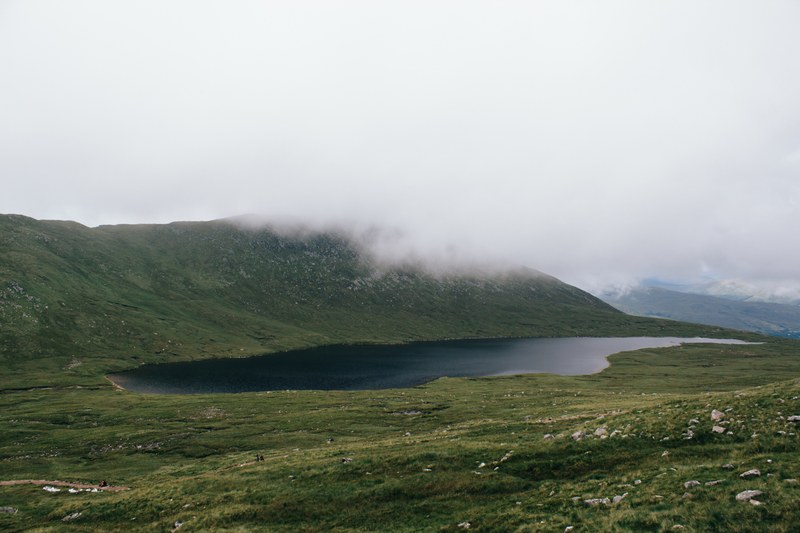 cloud climb mountain and lake 4k