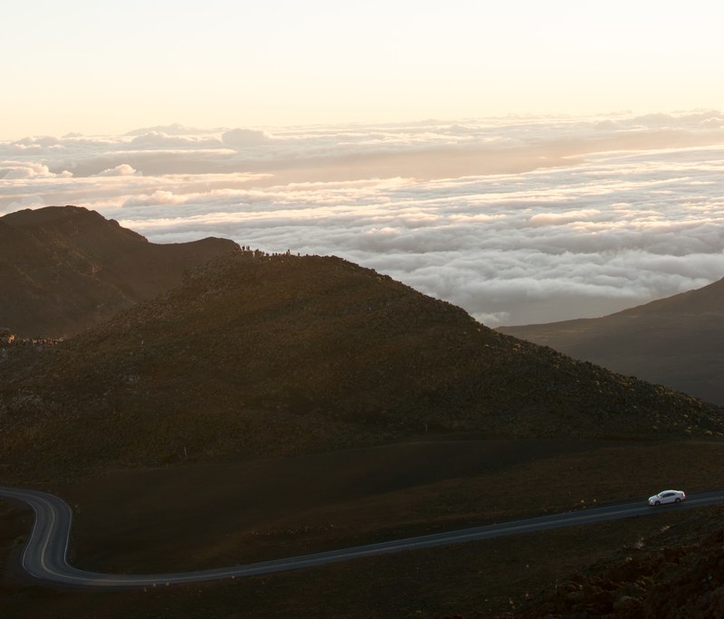 curve car hawaii and trail 4k