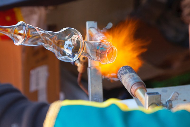burner shaping glass art at a glass blowing studio, artesana en vidrio 4k