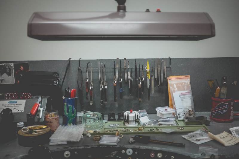 a jewelry makers work desk and tools at jeff white custom jewelry, jeff white custom jewelry 4k