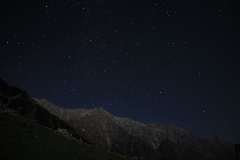 in the lap of mountains under the blanket of stars 4k