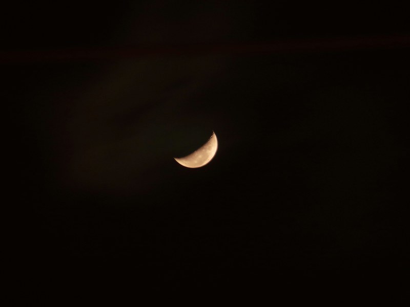 a less than half full moon, _half full moon 4k