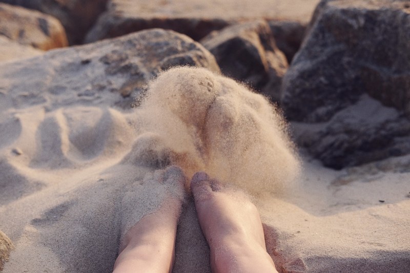 sand feet toes and rock 4k