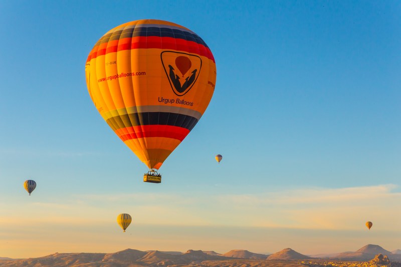 hot air balloon sky blue and balloon 4k
