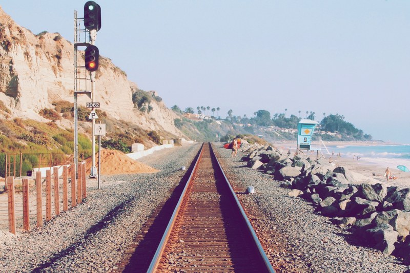railroad tracks that run along the beach, railroad tracks by the beach 4k