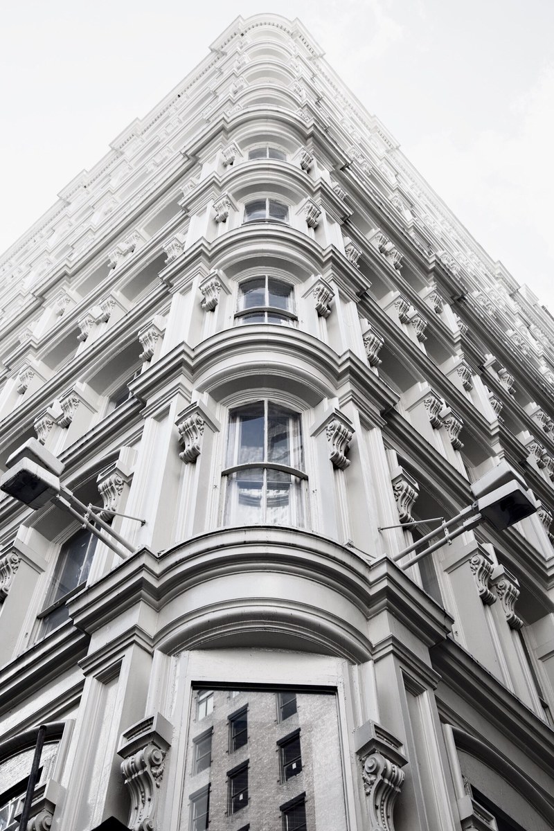 a round white corner of a historical building, round white building corner 4k