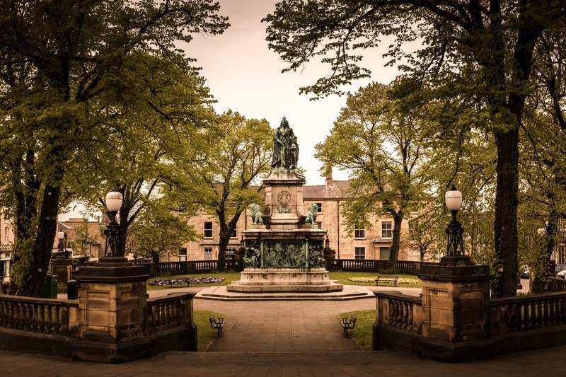 statue garden place and queen 4k