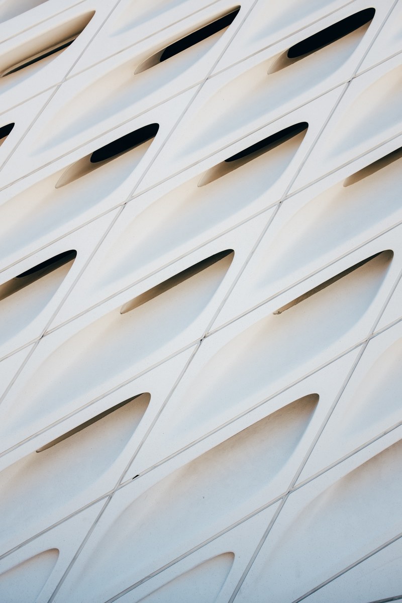 a broad facade 4k