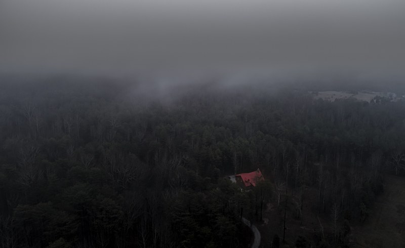 a house in the middle of the forest with trees covered by fog in lafayette georgia united states, a house in the forest 4k