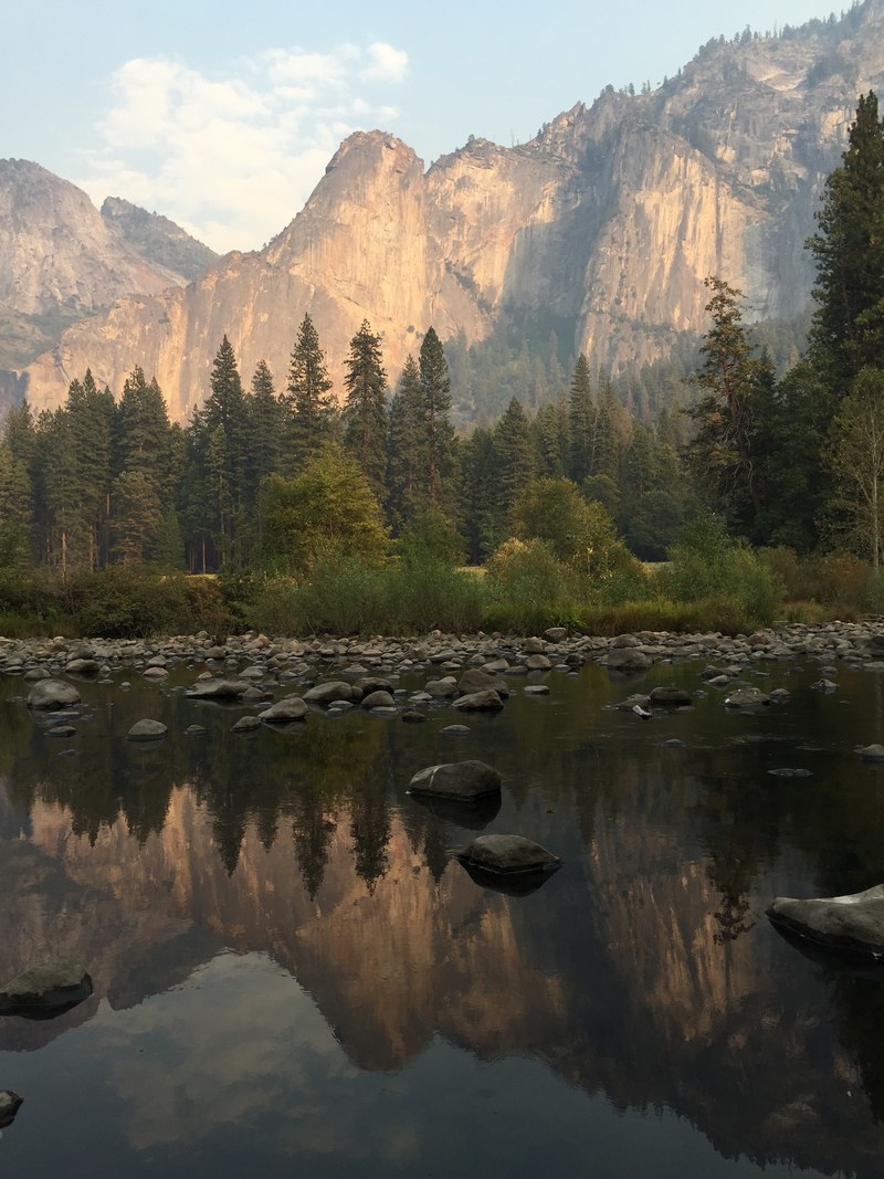 a rocky creek near a pine forest under a towering mountain range in yosemite, rocky creek in yosemite 4k