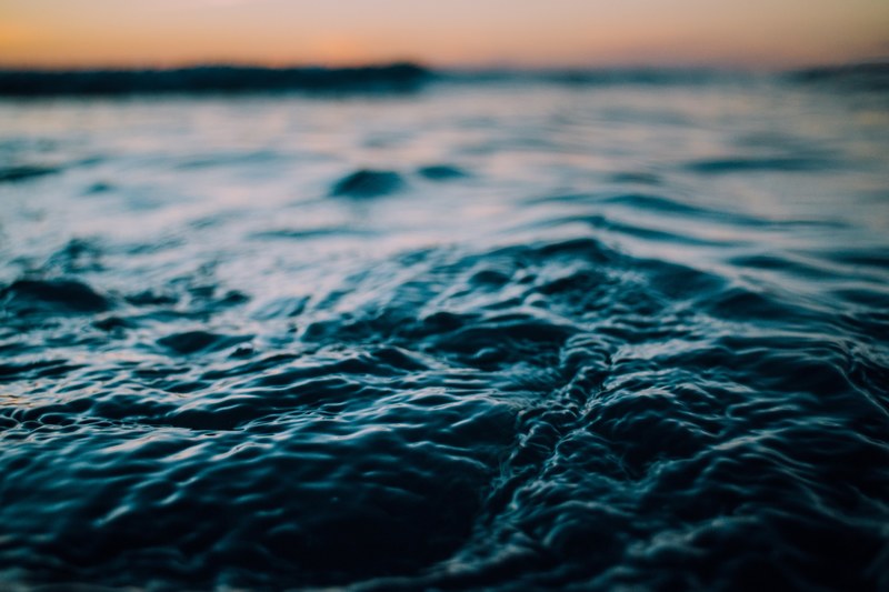 ocean waves rippling after sunset at piha beach, ocean waves rippling 4k