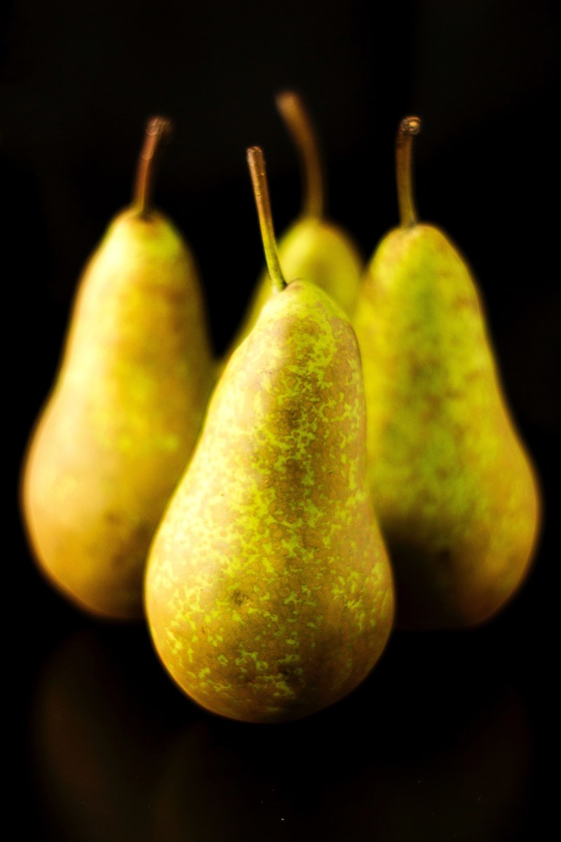 pears at attention 4k