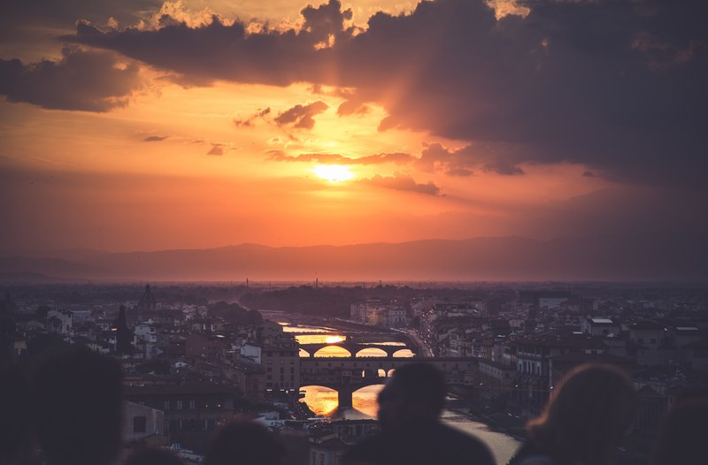 the sun setting over the bridges and the arno river of florence italy looking out from piazzale michelangelo, a chi regalo tutto questo 4k