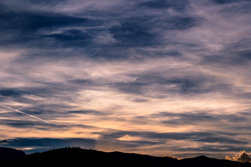 a grey and yellow sunset with clouds and hills in las vegas, las vegas yellow sunset_ 4k