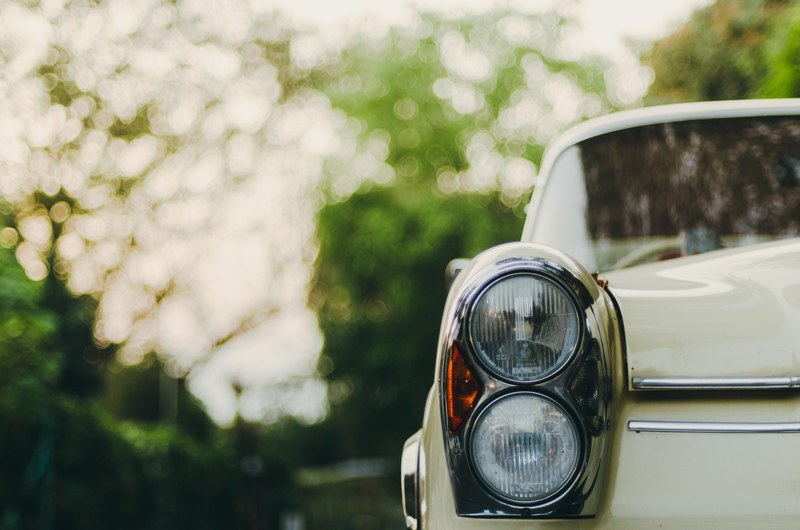 cropped shot of a white vintage cars lights, _white vintage car 4k