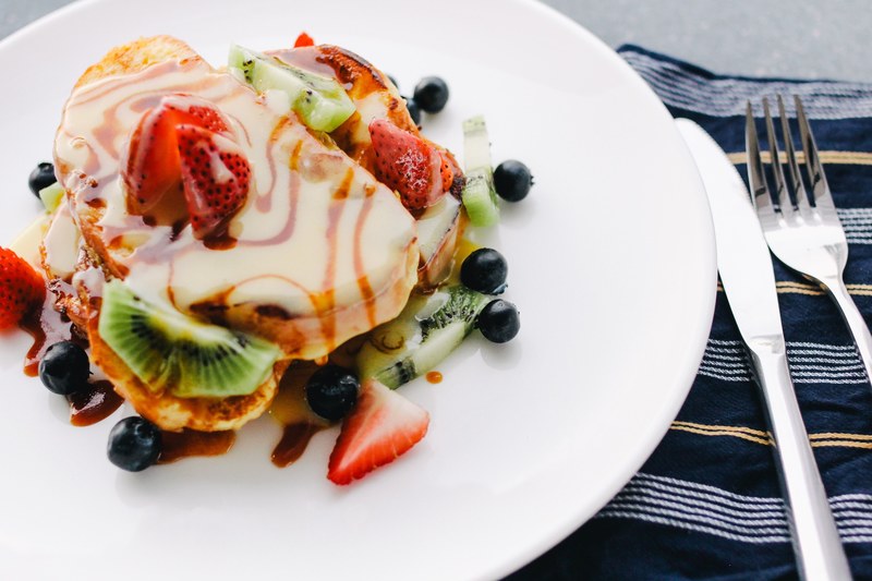 gourmet french toast with cinnamon glaze and fresh fruit, gourmet french toast 4k