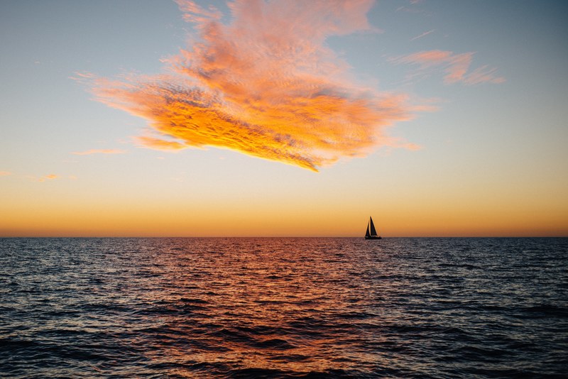 outdoor cloud boat and ray 4k
