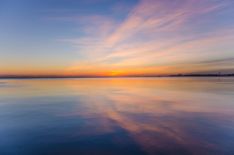 evening horizon featuring the reflection of the sunset on the sea at dawn, reflection of sunset at dawn 4k