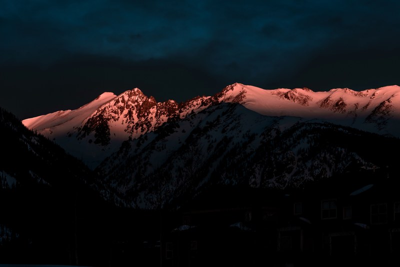 the last rays of sunlight falling on a mountain ridge in silverthorne, evening falls on a mountain ridge 4k