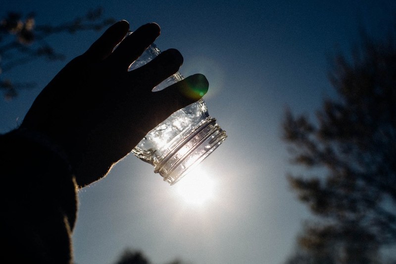 jar catching and sun 4k