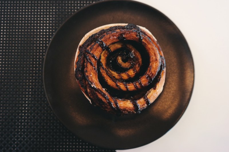 chocolate roll sweet desert plate and decor 4k