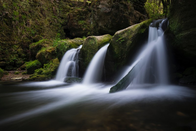 waterfall rock moss and flowing 4k