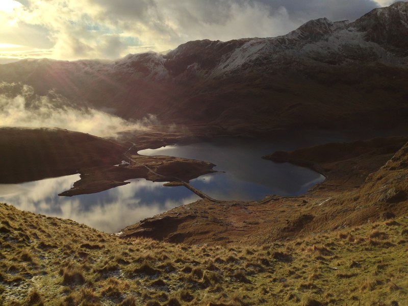 a bridge over a river in a mountain valley in snowdonia, snowdonia mountain river 4k
