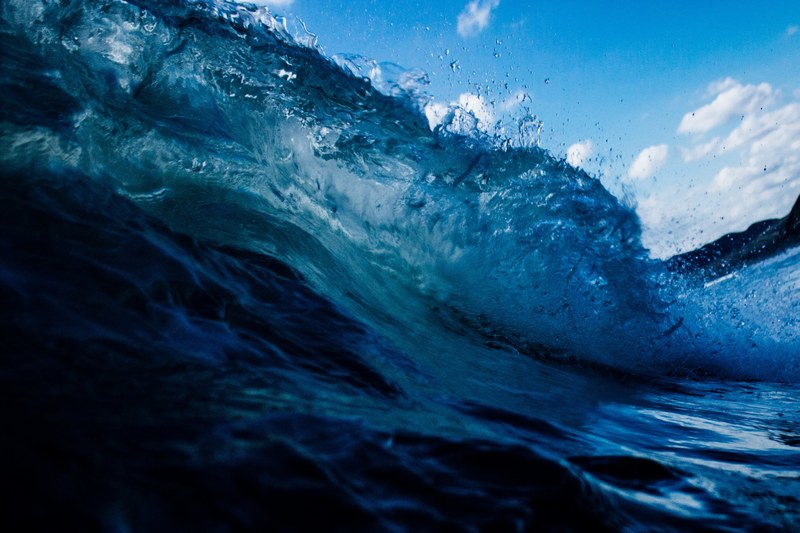wave splash of the blue ocean at ngarunui beach, splashing wave 4k