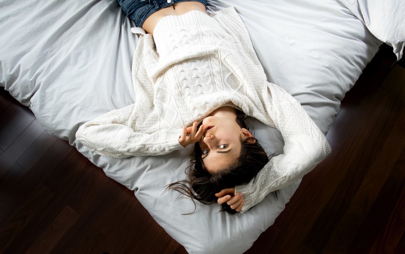 bed sheets girl and child 4k