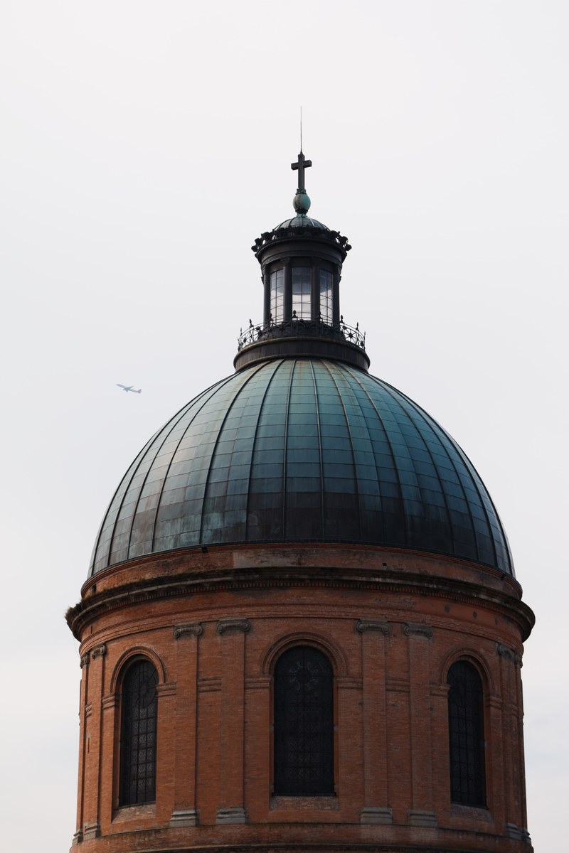dome of hpital de la grave with cross at the top and dark windows, hpital de la grave dome 4k
