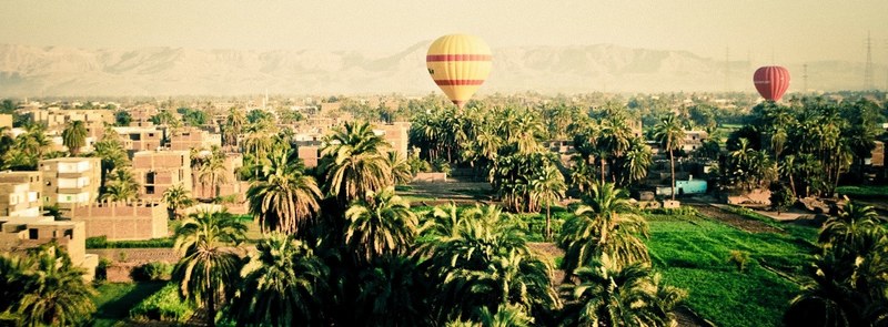 balloon hot air balloon town and city 4k