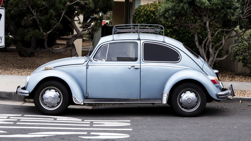 a vintage blue volkswagen beetle parked on the side of the road in carlsbad, carlsbad volkswagen beetle 4k