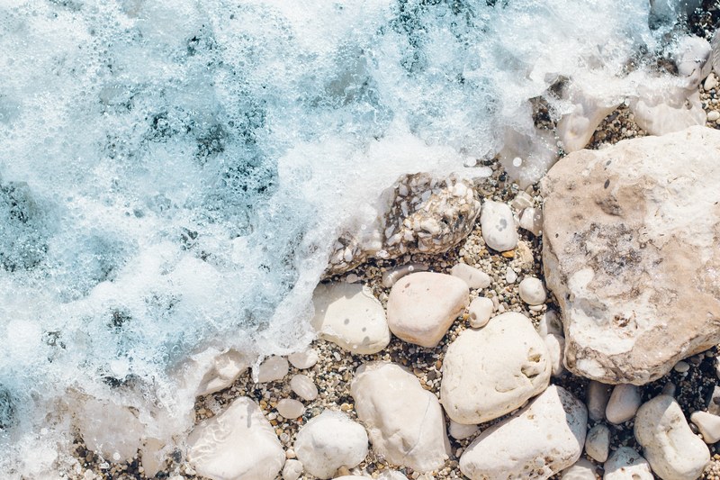 pebble beach rock and wave 4k