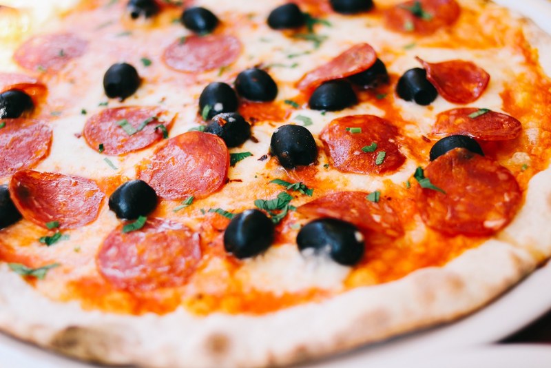 fresh italian pizza with cheese olives and pepperoni, pepperoni and olive pizza 4k