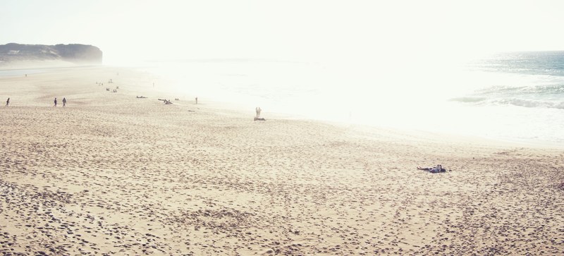 people on a big sandy beach on a sunny day, people on the beach 4k