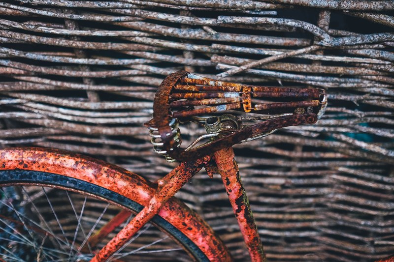 spring saddle cycle and bicycle 4k