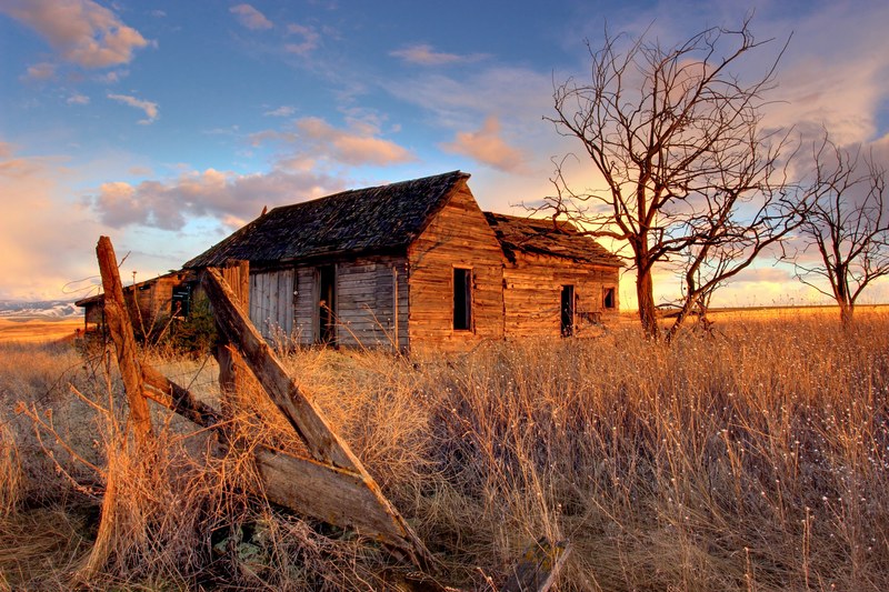 abandoned cabin in a desolate grassy field in the country, discovery 4k