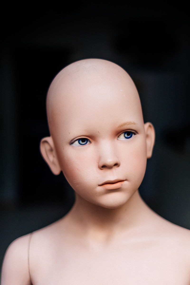 uncanny valley boy head in a berlin shopwindow 4k