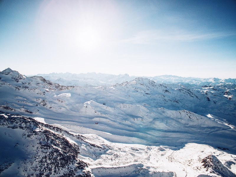 sun shining on a snowcapped mountain range, snowcapped and sunshine 4k