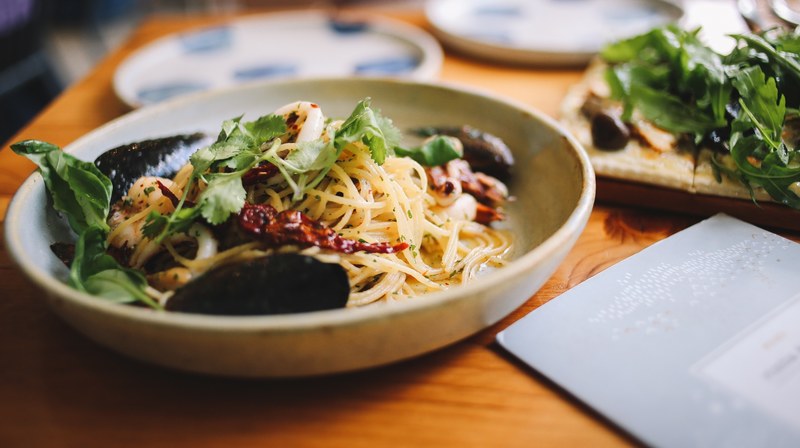 bowl of seafood noodles with parsley for lunch, seafood lunch 4k