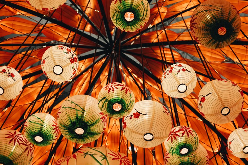 colorful paper lanterns hanging from a ceiling, hanging paper lanterns 4k
