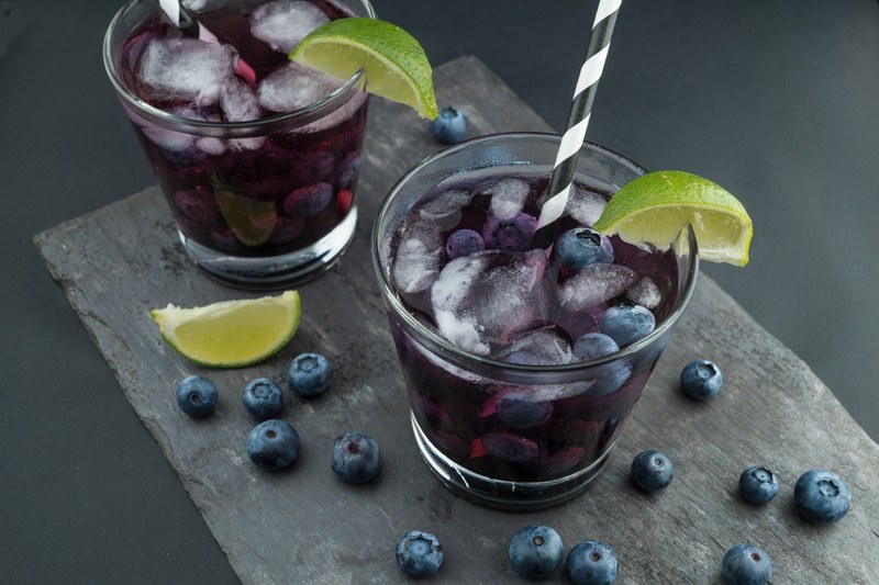 two cocktail blueberry drinks with ice in them in wesolutions software entwicklungs gmbh, cocktail blueberry drinks 4k