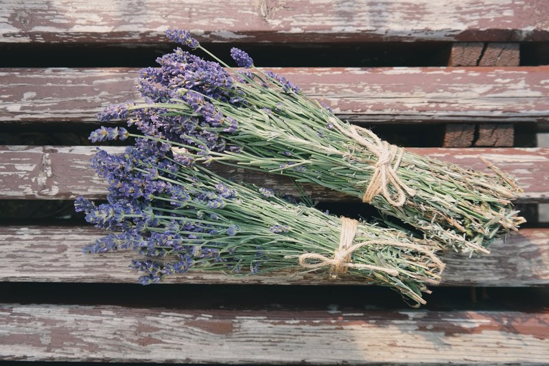 bluish purple flowers bundled up on a wooden deck, _blue purple flower bunches 4k