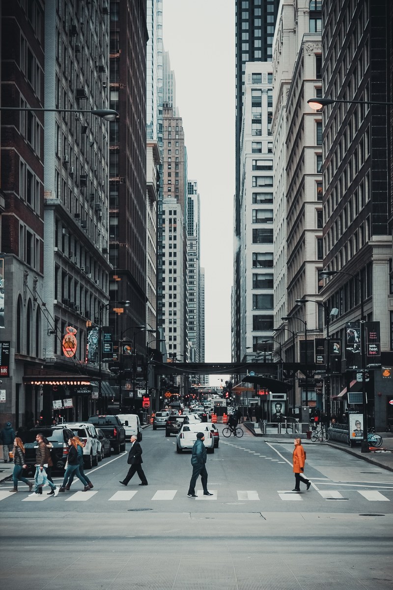 people crossing the crosswalk during busy traffic in the metropolitan urban area with skyscrapers, _people crossing the crosswalk in a city center 4k