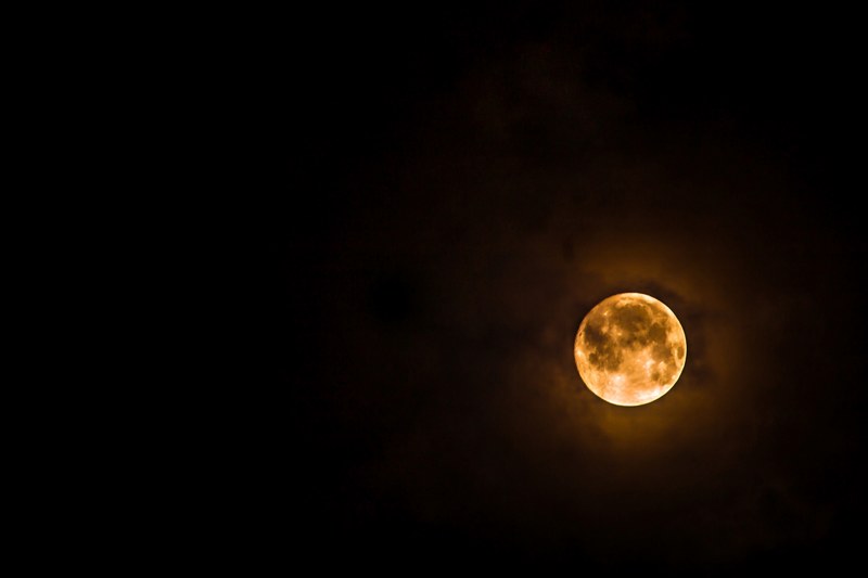 the moon on the night sky with a glowing halo around, moon with a halo around 4k