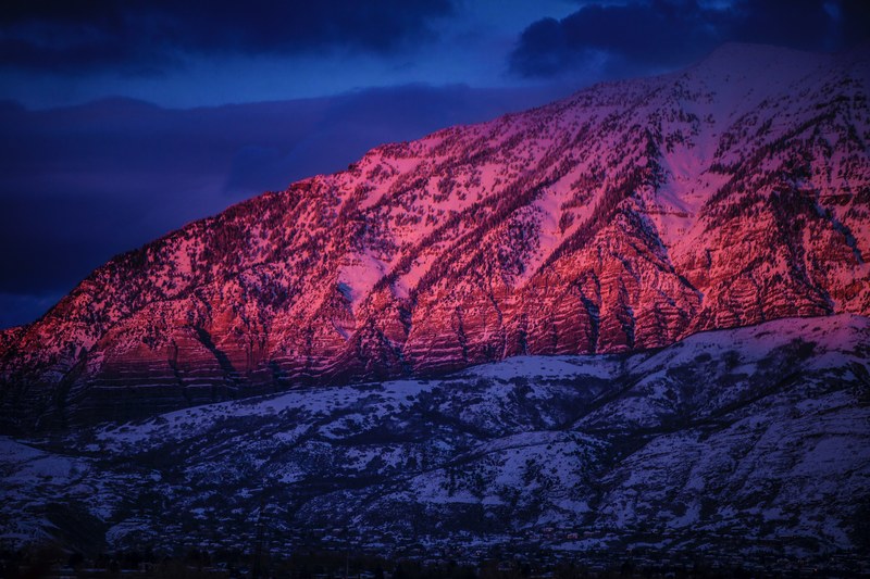 red hued sunlight falls on a snowy mountain slope in provo during sunset, mountain sunset 4k
