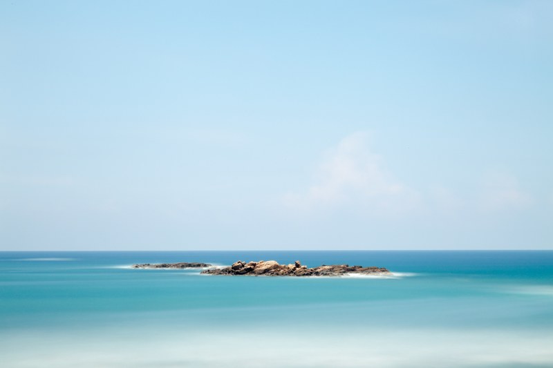 single rock waterscape on horizon with clear blue sea and sky unawatuna beach, seascape unawatuna 4k