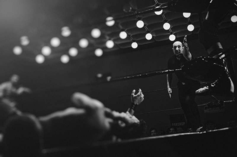 a referee presiding over a wrestling match in a ring in kd ldv, kd ldv wrestling 4k